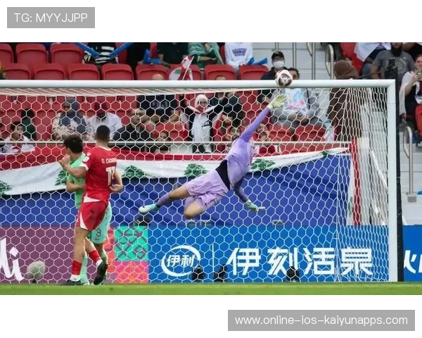 伊利赛传球洞穿对手防线